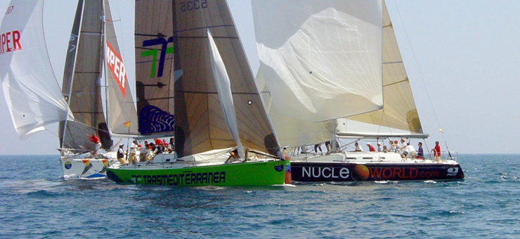 El velero patrocinado por Nucleoworld compitiendo en una regata