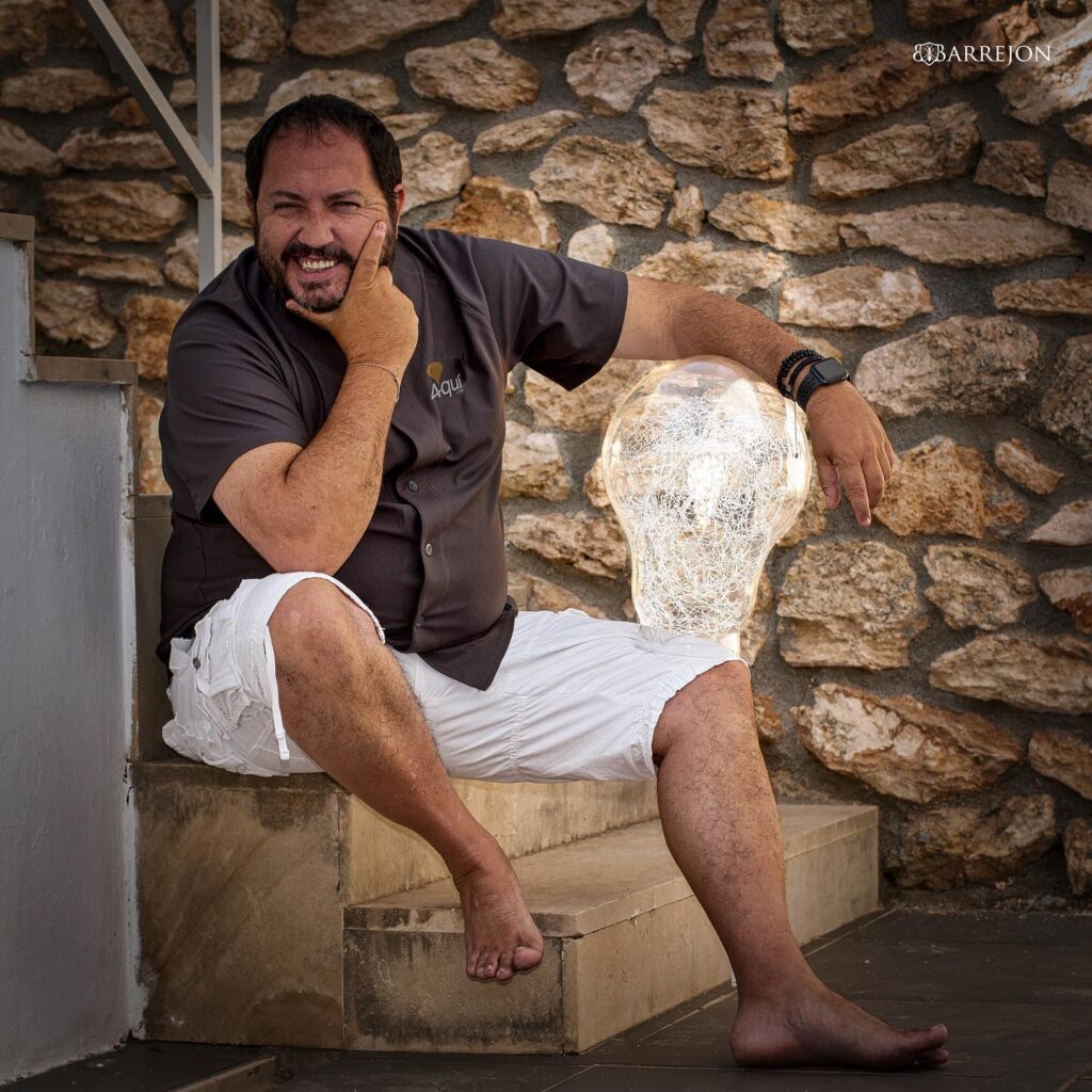Juan José Barrejón con una bombilla