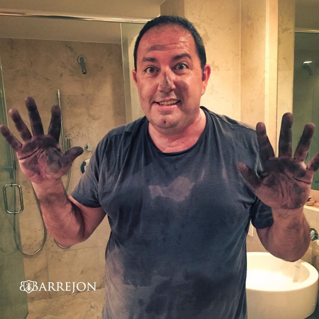Manos sucias después de arreglar un problema